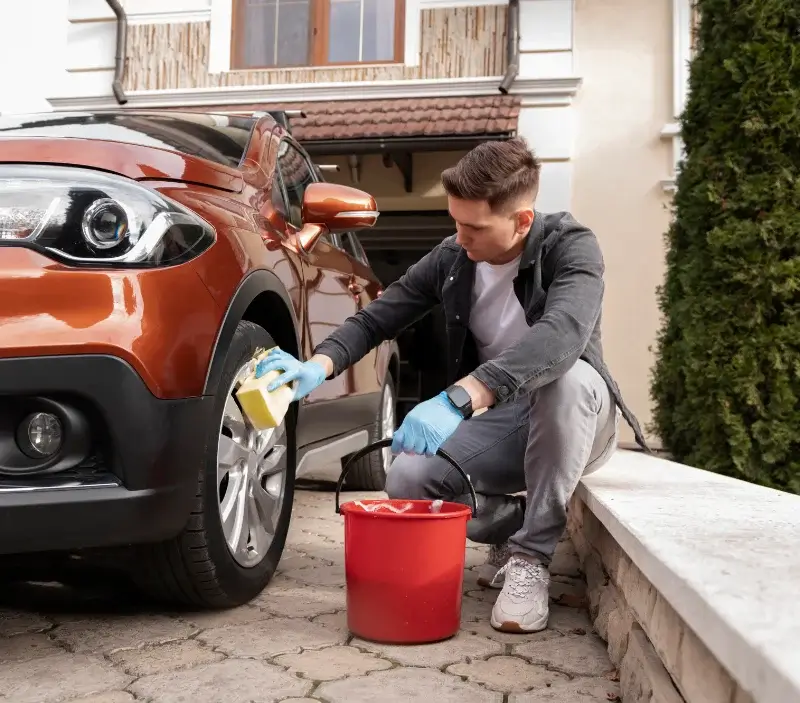 Lavage auto à domicile Monchy-Lagache : professionnel intervenant sur un véhicule